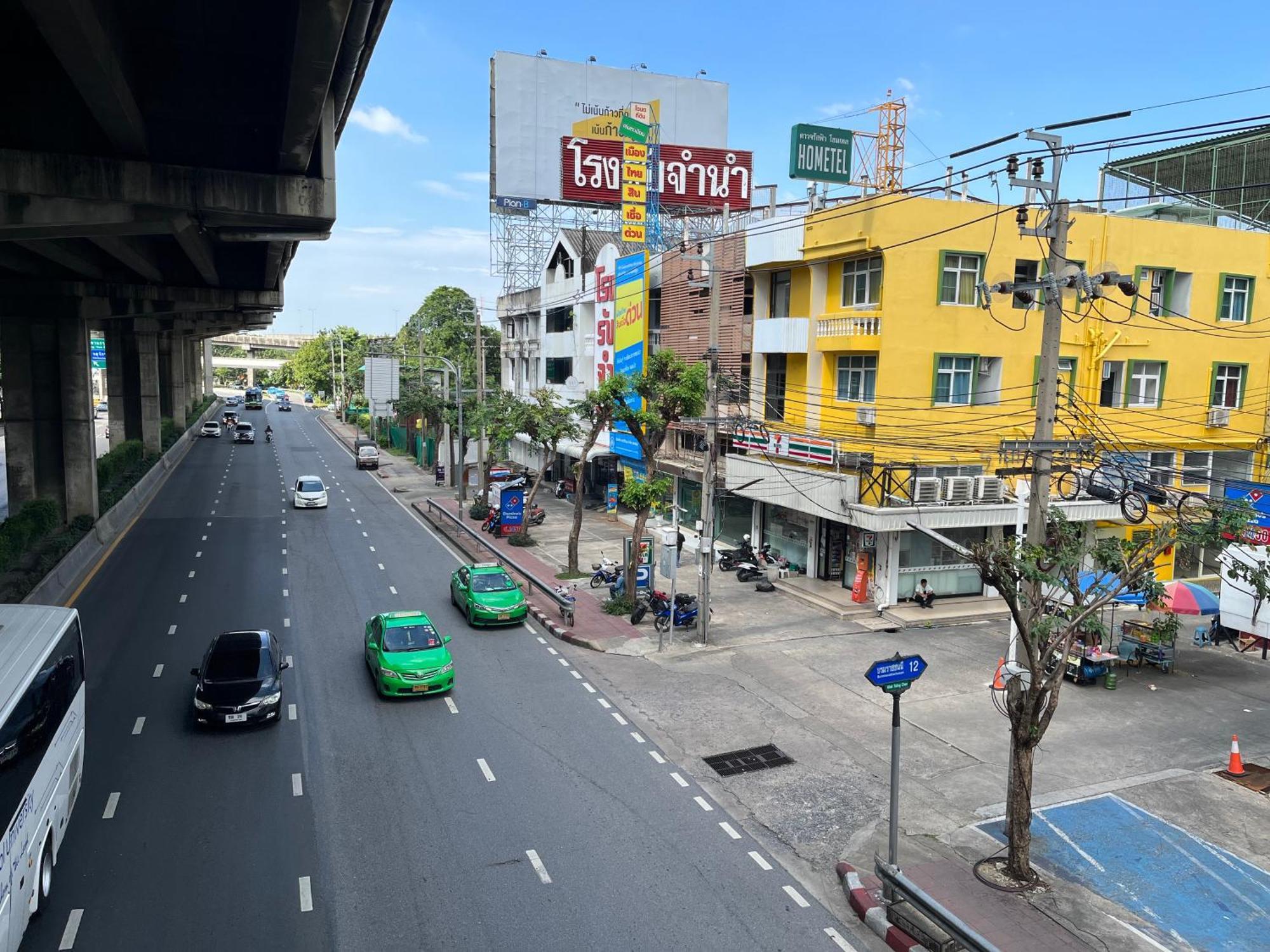 Dao Jaras Fah Hometel ดาวจรัสฟ้าโฮมเทล Bangkok Exterior photo